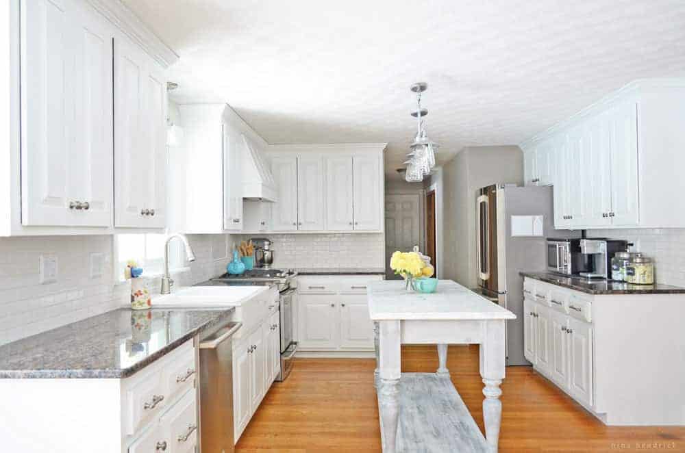 Create warmth in a white kitchen using cutting boards - Duke Manor