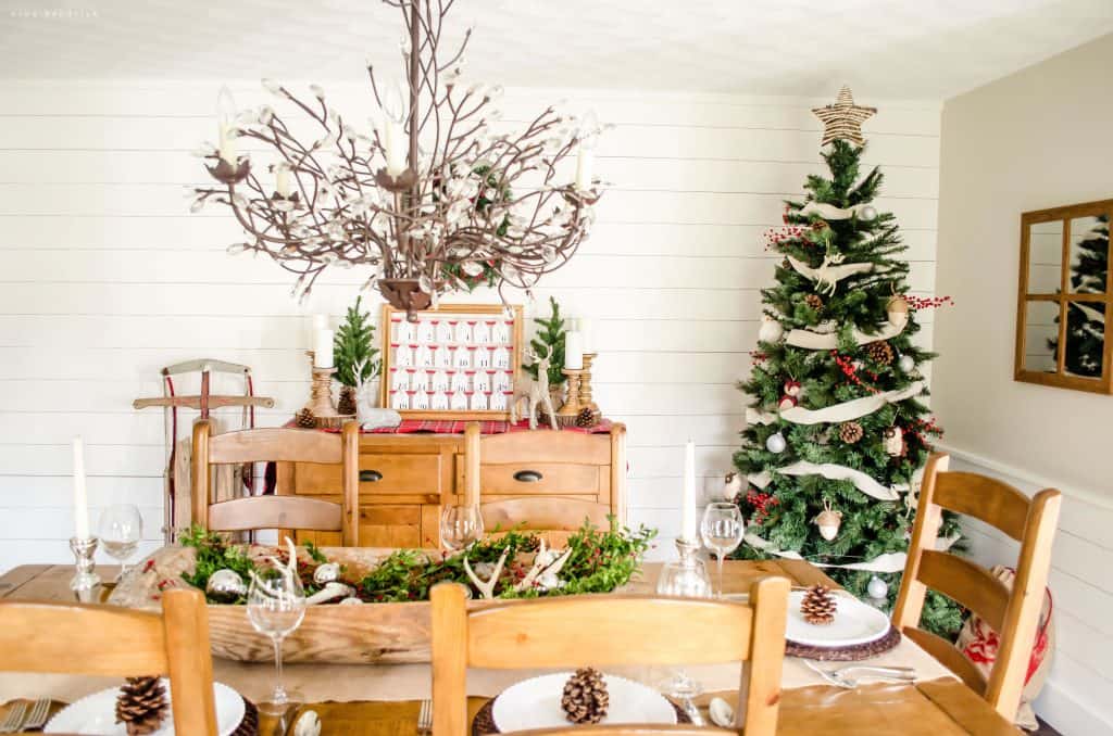 Holiday Housewalk 2015 | Classic and Rustic Modern Christmas Farmhouse: Gather inspiration from the Holiday Housewalk 2015 with a modern farmhouse decorated for Christmas using rustic and classic decor. 