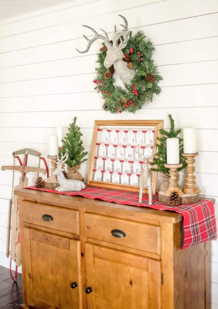 Holiday Housewalk 2015 | Rustic Farmhouse Glam Christmas Dining Room | Gather inspiration from the Holiday Housewalk 2015 with a modern farmhouse decorated for Christmas using rustic and classic decor. 