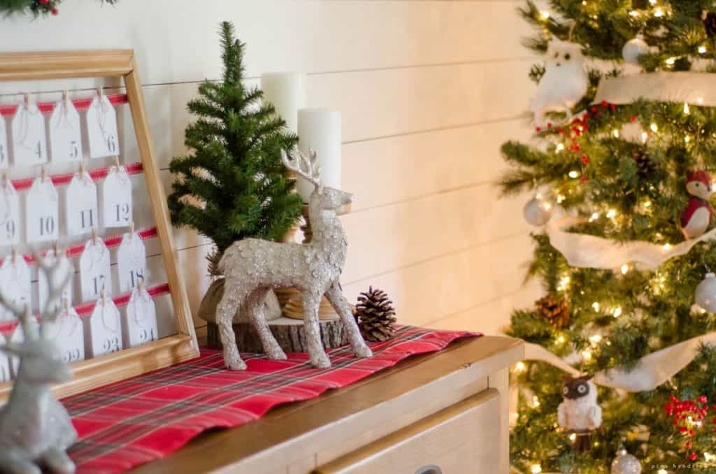 Holiday Housewalk 2015 | Rustic Farmhouse Glam Christmas Dining Room | Gather inspiration from the Holiday Housewalk 2015 with a modern farmhouse decorated for Christmas using rustic and classic decor. 