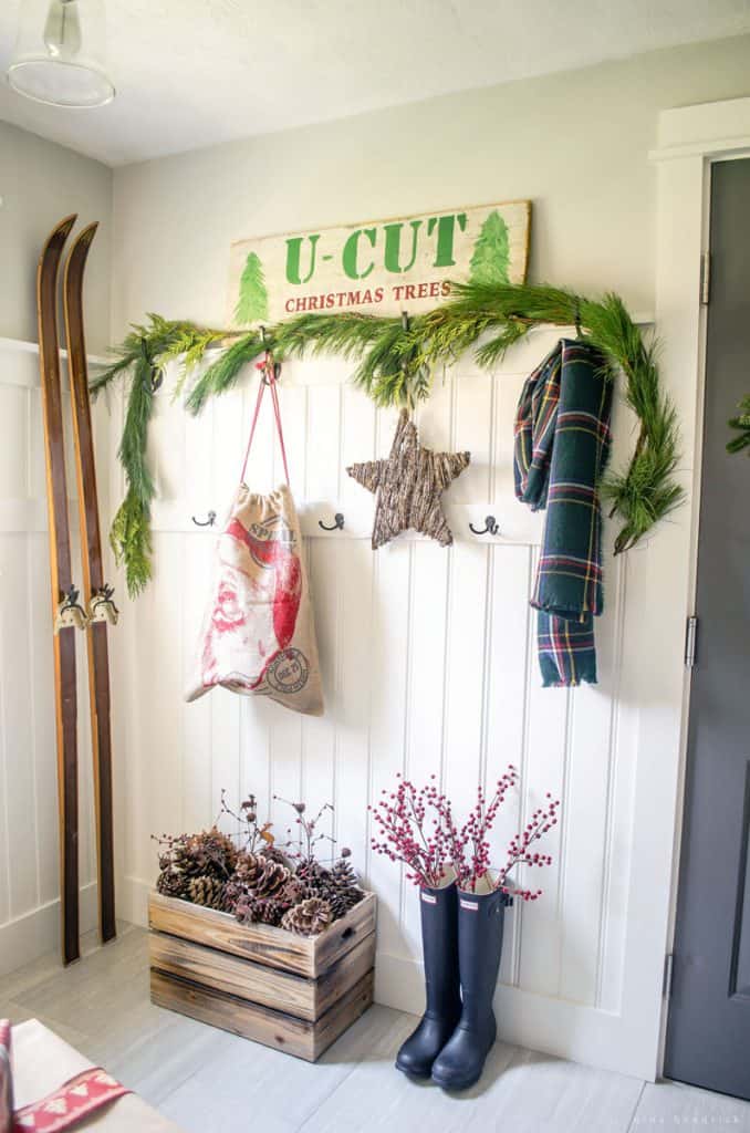 Holiday Housewalk 2015 | Classic & rustic Christmas Mudroom decor: Gather inspiration from the Holiday Housewalk 2015 with a modern farmhouse decorated for Christmas using rustic and classic decor. 