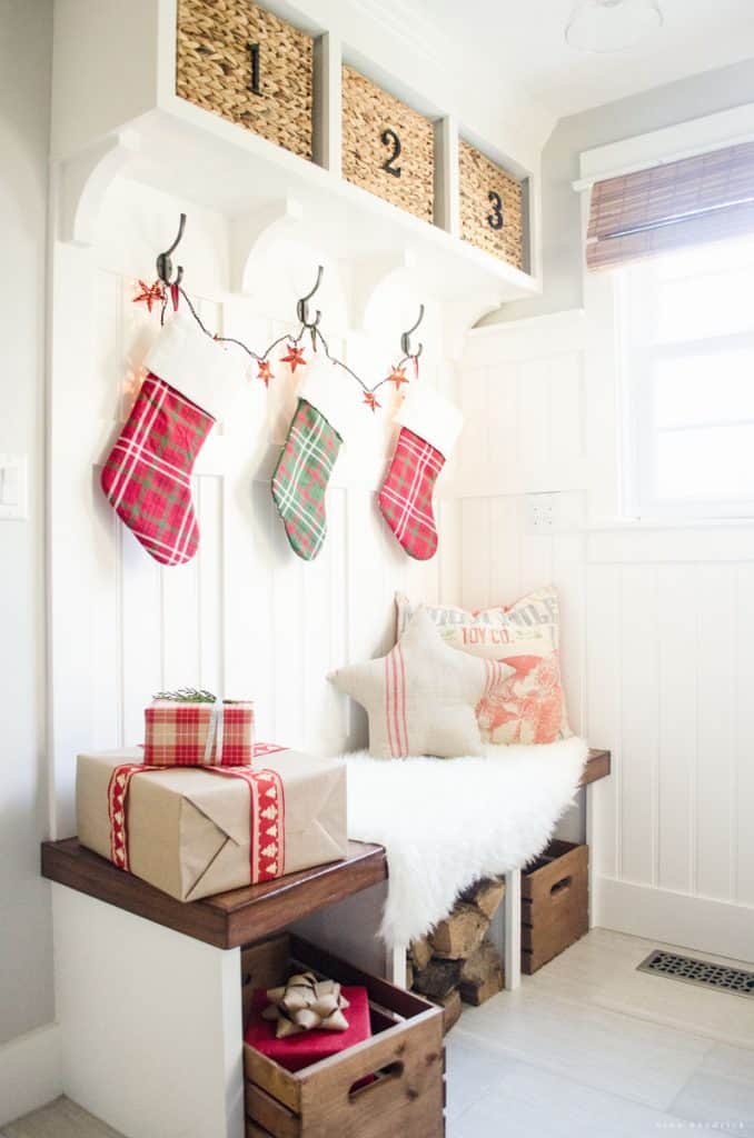 Holiday Housewalk 2015 | Classic & rustic Christmas Mudroom decor: Gather inspiration from the Holiday Housewalk 2015 with a modern farmhouse decorated for Christmas using rustic and classic decor. 