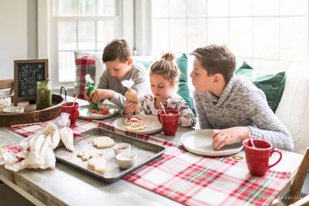 Cecorating Christmas Cookies
