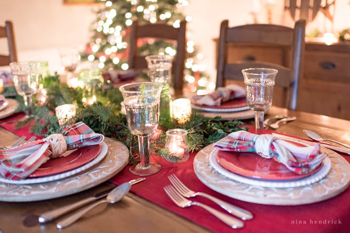 Holiday table decoration ideas for a classic look