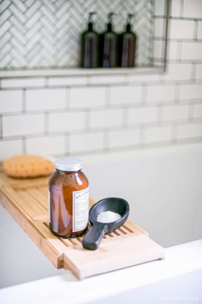 Tub tray for relaxing in a new soaking tub 