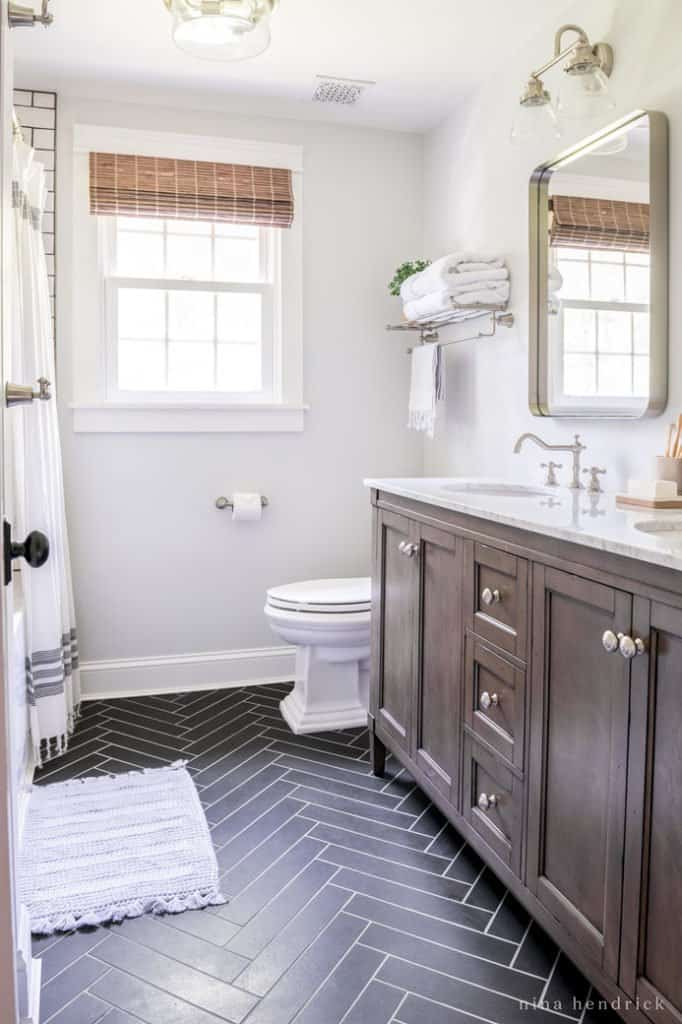 Small bathroom makeover with Classic meets Modern details