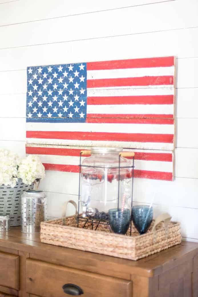 DIY Rustic Pallet Wood American Flag | Create your own patriotic DIY wall art with this Wood American Flag tutorial.