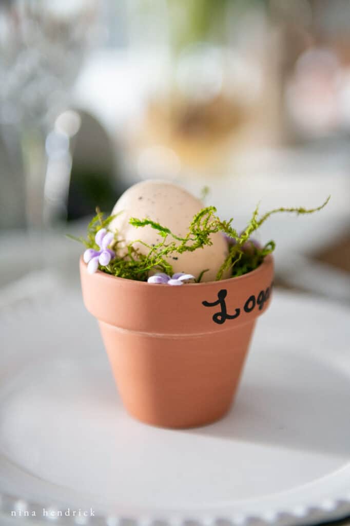 Easter favor idea: mini flowerpot with moss and an Easter egg.