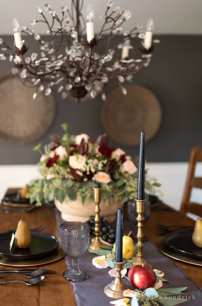 Elegant Thanksgiving table setting with gold and black decor, creating a stunning fall tablescape.