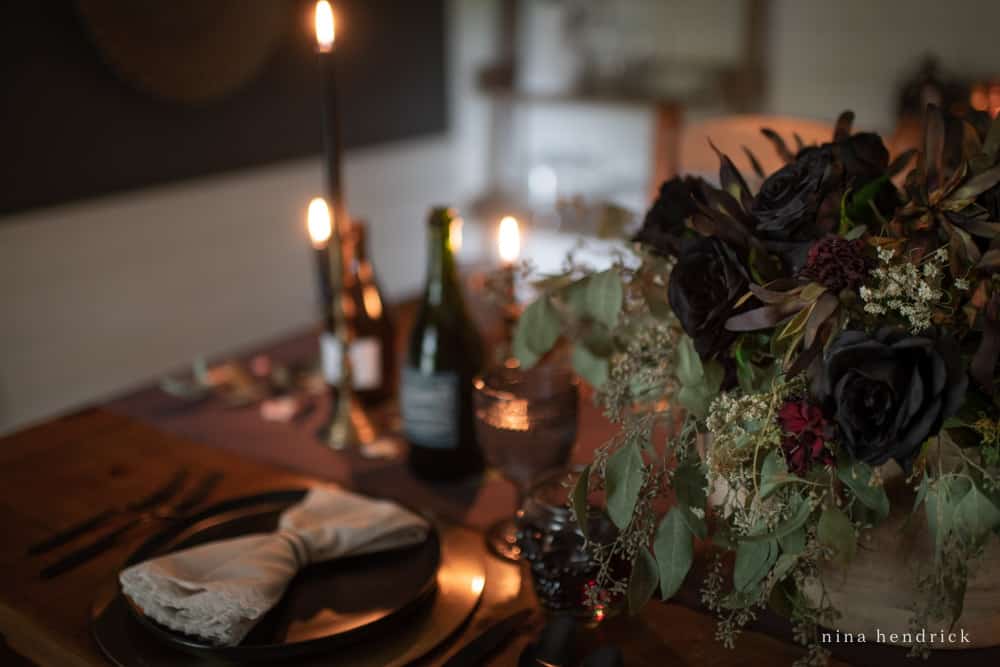 Floral arrangement with black roses for an elegant Halloween tablescape