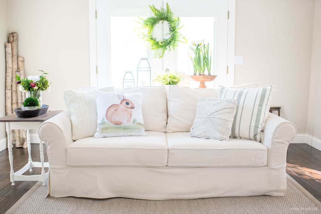 Spring Family Room Decor | Be inspired to decorate for Easter with these fresh and nature-inspired ideas for Spring family room decor.